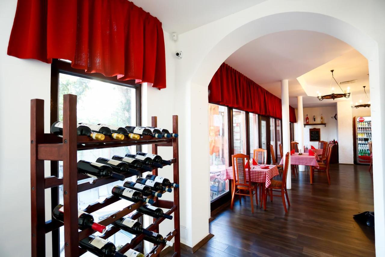 Un Pizzico Di Italiano Etterem Es Panzio Bed and Breakfast Nyíregyháza Buitenkant foto