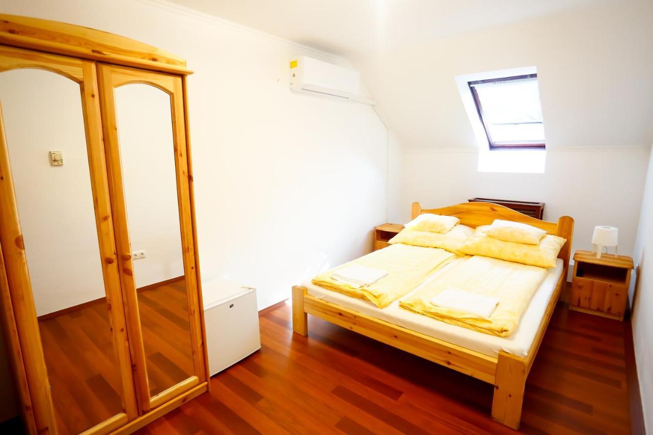 Un Pizzico Di Italiano Etterem Es Panzio Bed and Breakfast Nyíregyháza Buitenkant foto